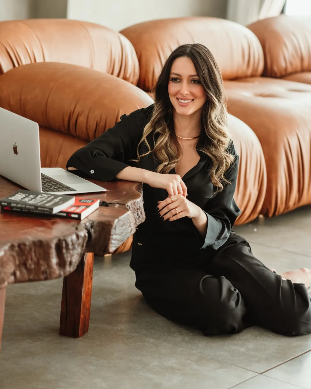 Natalia Fuentes, psicóloga, sorrindo em um ambiente acolhedor e iluminado