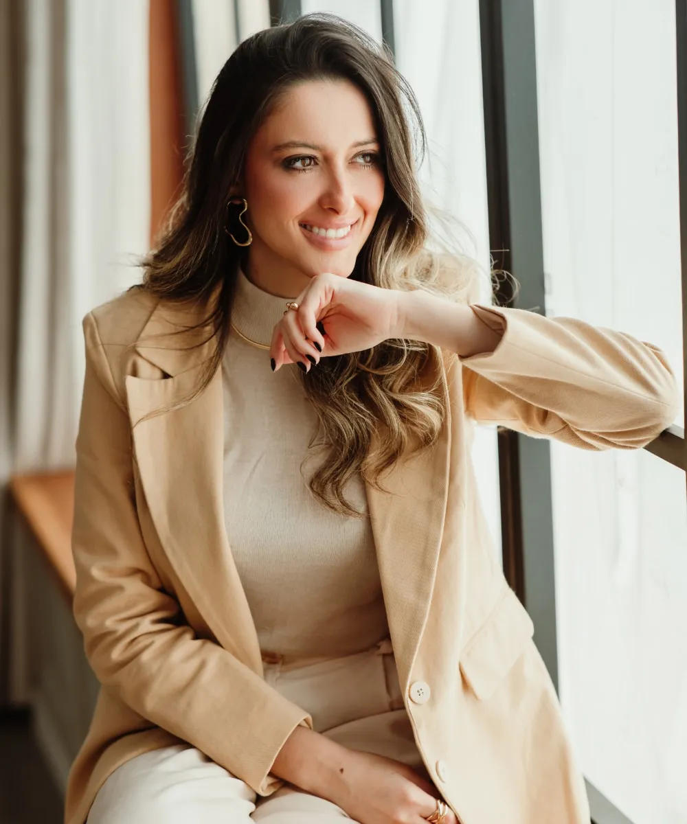 Retrato de Natalia Fuentes, psicóloga em Londrina, em um ambiente acolhedor